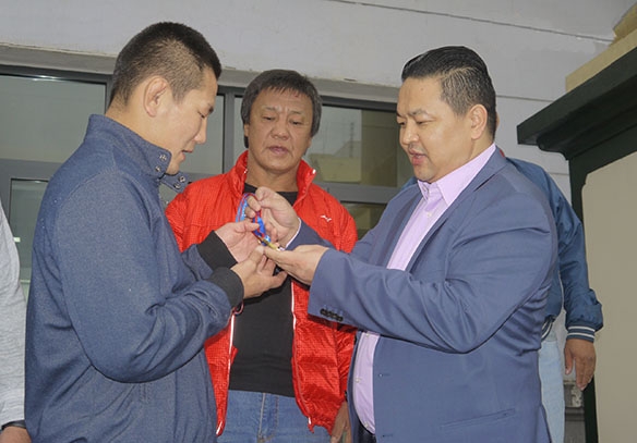 Г.Мандахнаранд алтаар цутгасан медаль, 20 сая төгрөгийн хамт гардуулан өглөө